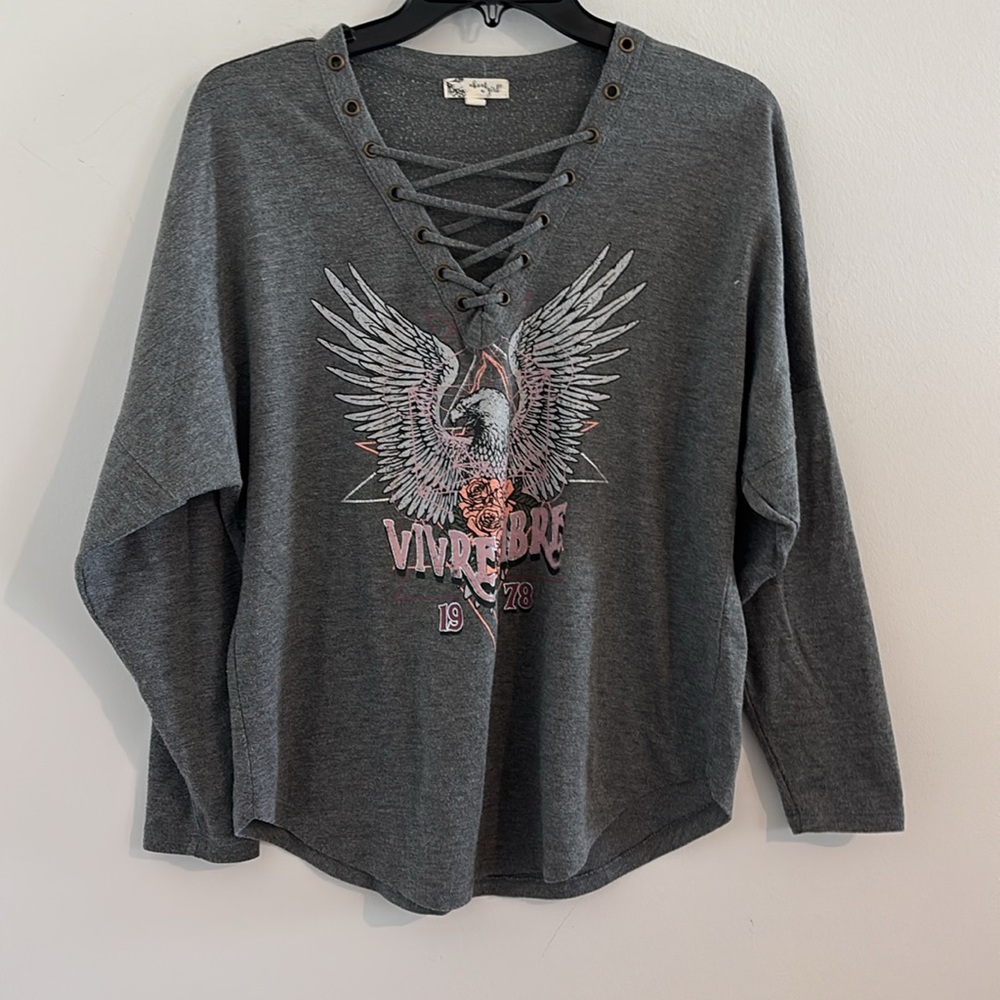 About A Girl Size M Charcoal Lace-Up Graphic Top Women's Long Sleeve Vivre Libre